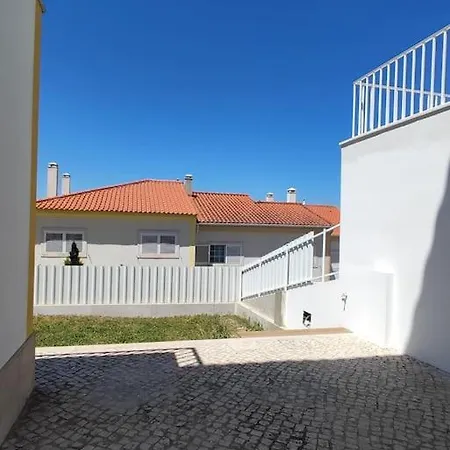 빌라 Casa Rosas - Moradia Com Jardim E Churrasco, Charneca Da Cotovia